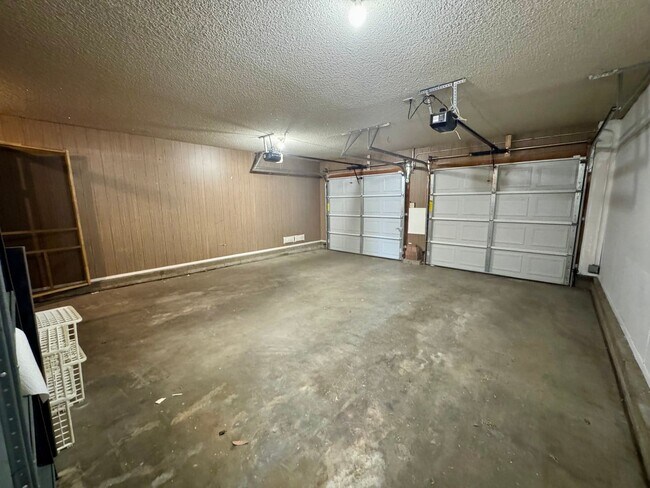 Building Photo - Centrally Located 3bed 2bath!
