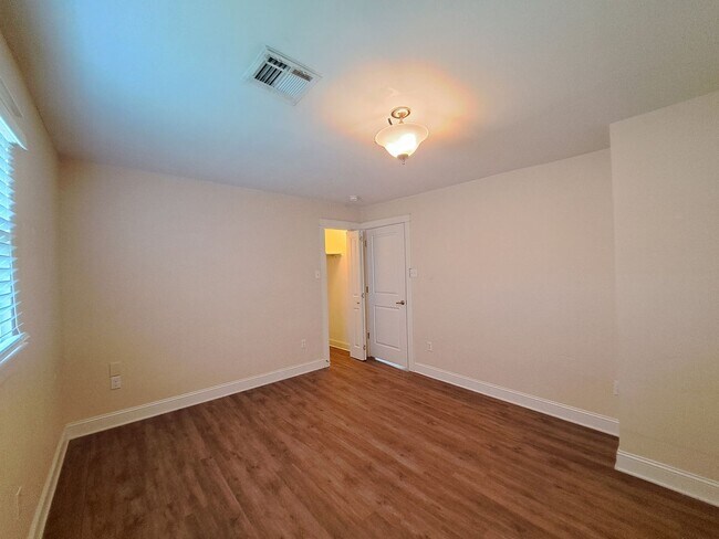 Building Photo - 9540 Stroelitz St