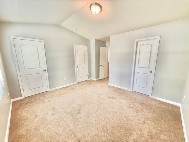 Building Photo - Beautiful 2 Bed 2.5 Bath townhome located ...