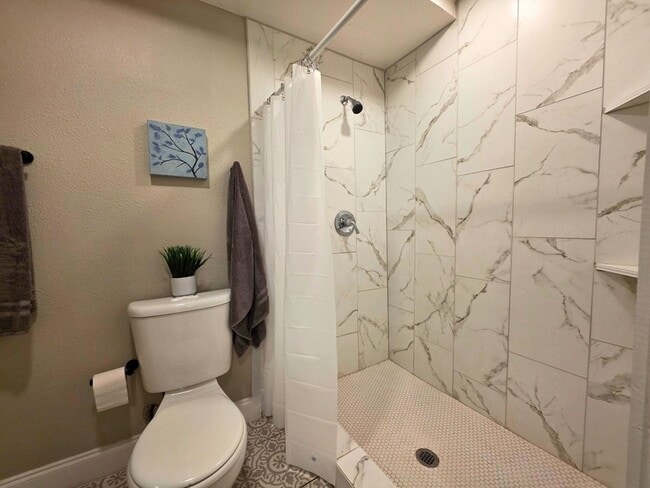 Building Photo - 3913 Chenault St