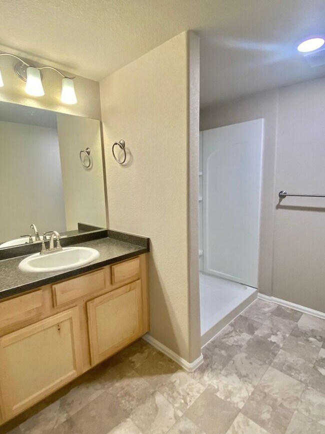 Building Photo - West Greeley Spacious Townhome!