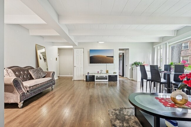 Building Photo - 2142 W Rosemont Ave