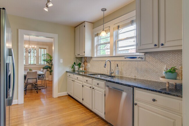 Building Photo - 2610 Woodlawn Dr