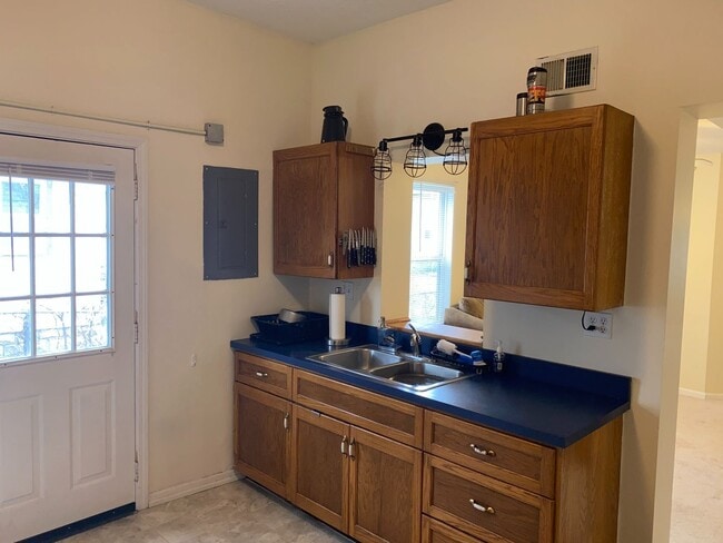 Building Photo - 4 Bedroom Duplex. Close to Campus and Down...