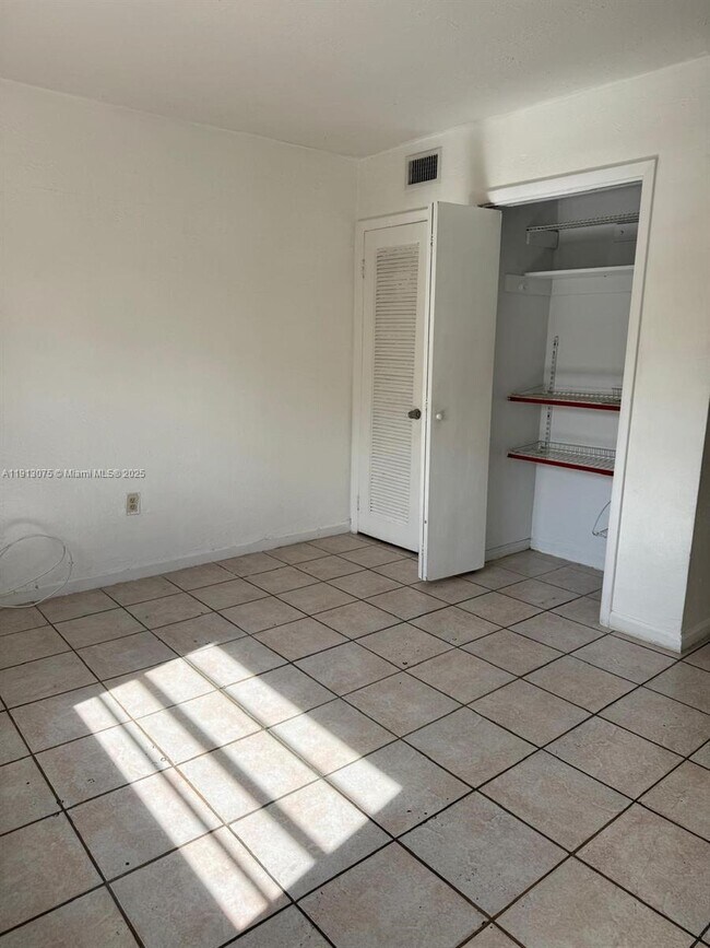 Building Photo - 1230 W 54th St