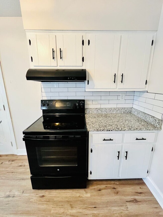 Building Photo - Three Bedroom Modern Farmhouse in Southern...