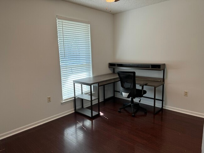 Building Photo - 350 Meadow Crossing Dr