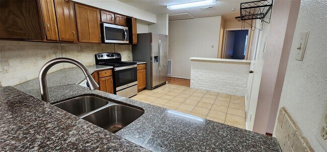 Building Photo - 16755 Maplemont Dr
