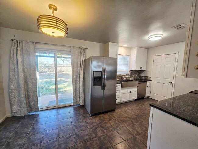 Building Photo - Cozy home in quiet neighborhood