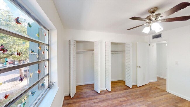 Building Photo - 160 SW 30th Ave