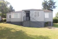 Building Photo - 3 Bedroom, 1.5 Bath! New on the Market and...