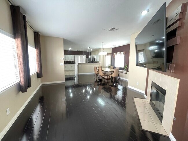 Building Photo - Carry Over Showing: This property has been...