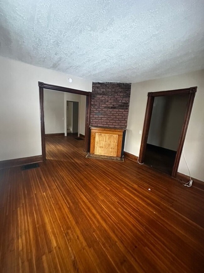 Building Photo - 207 Kenwood Ave