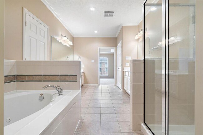 Building Photo - 1503 Shady Villa Fern