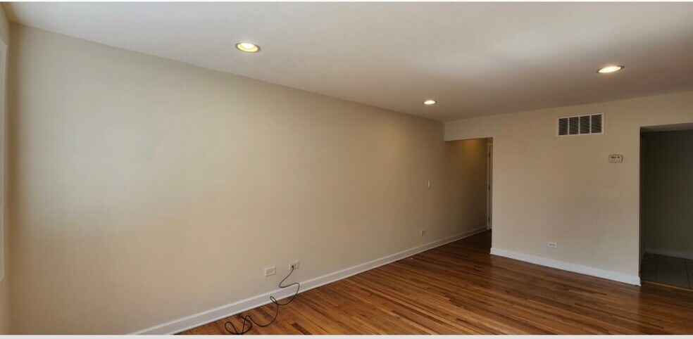 Building Photo - 5953 N Kenmore Ave