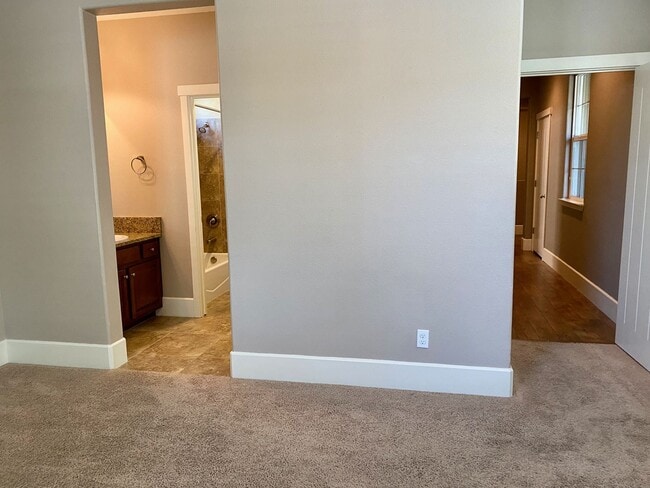 Building Photo - $3,200 Barclay Square, 4 Bd+Solar -Trenton...