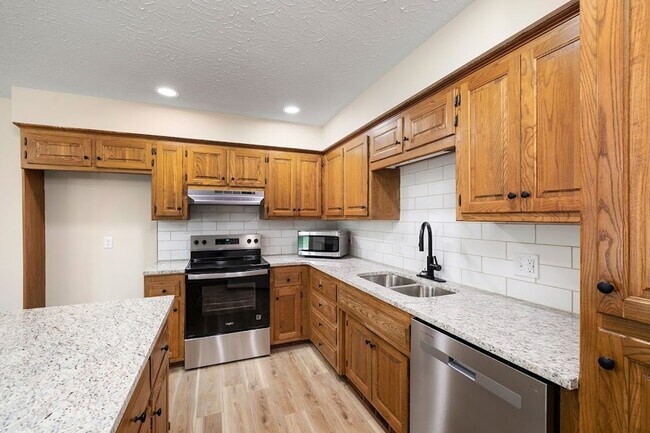 Building Photo - House for Rent in Lakewood Village Community