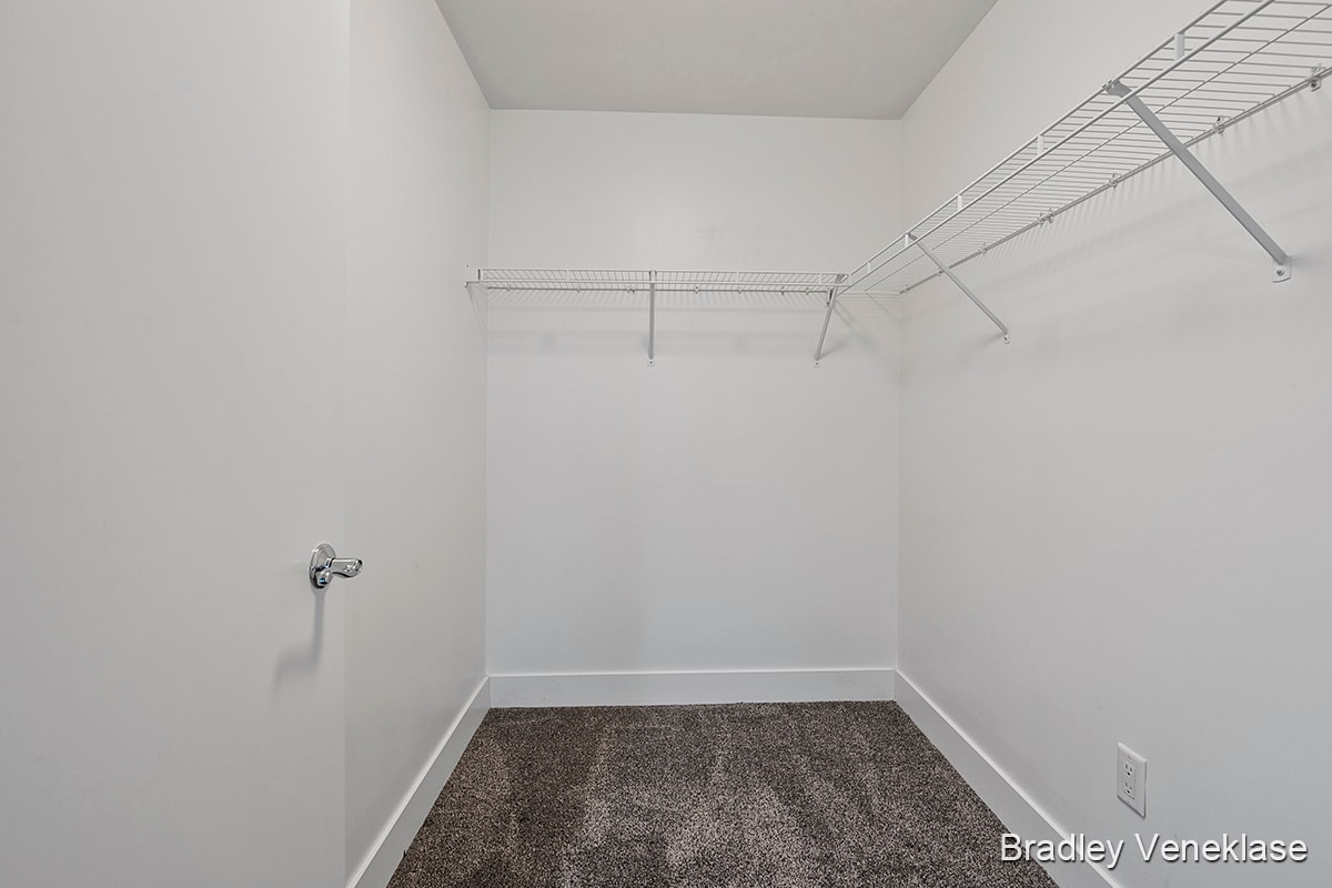 Owners Suite - 335 Bridge St NW