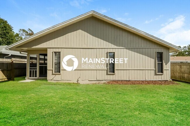Building Photo - 3 Bedroom Pet-Friendly Home in SARASOTA, FL with Main Street Renewal