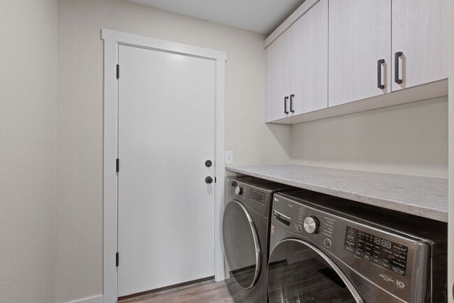 Building Photo - Beautifully Remodeled 3-Bedroom Townhome!