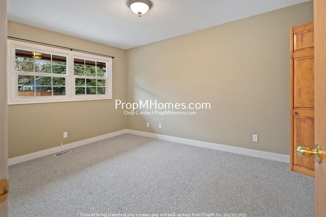 Building Photo - 5 Bedroom Charmer in Milwaukie! Close to C...