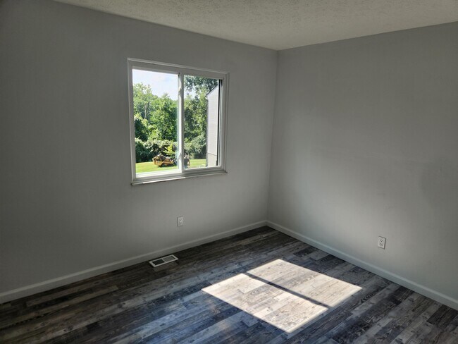 Building Photo - 956 Ravine Dr