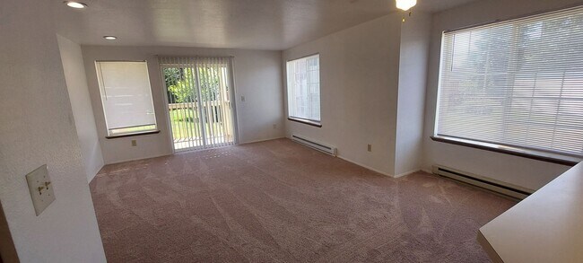 Building Photo - Bright 2 Bedroom Apartment