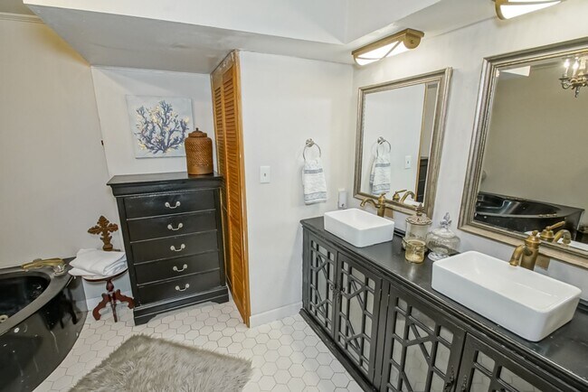 Building Photo - Well maintained 4 Bed home near Woman's Hospital