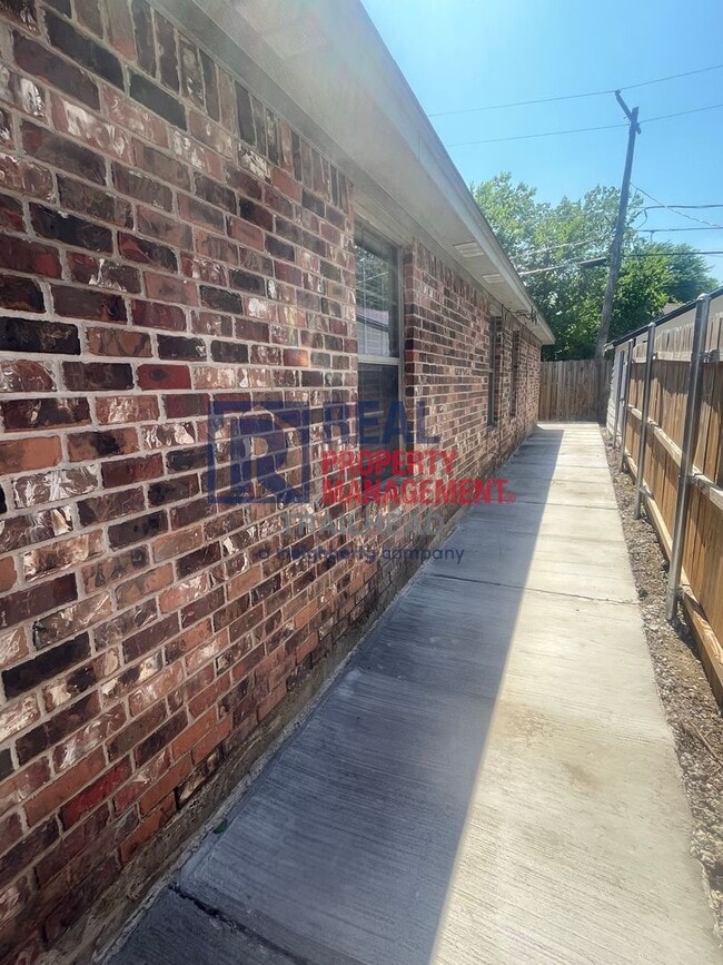 Building Photo - Great Location - 3 Bed/2 Bath - $500 Rent ...