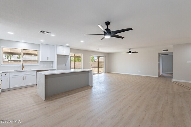 Building Photo - 2839 W Villa Maria Dr