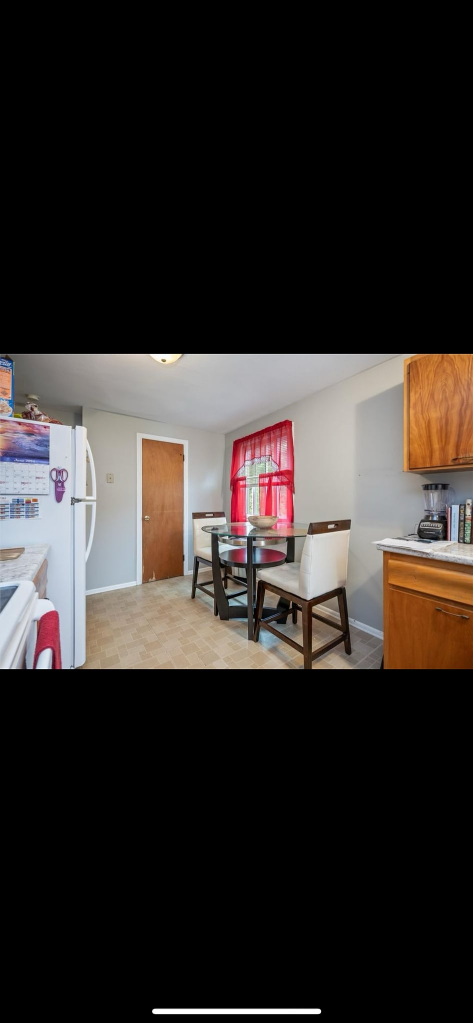 Kitchen table - 29-31 Packet Boat Dr