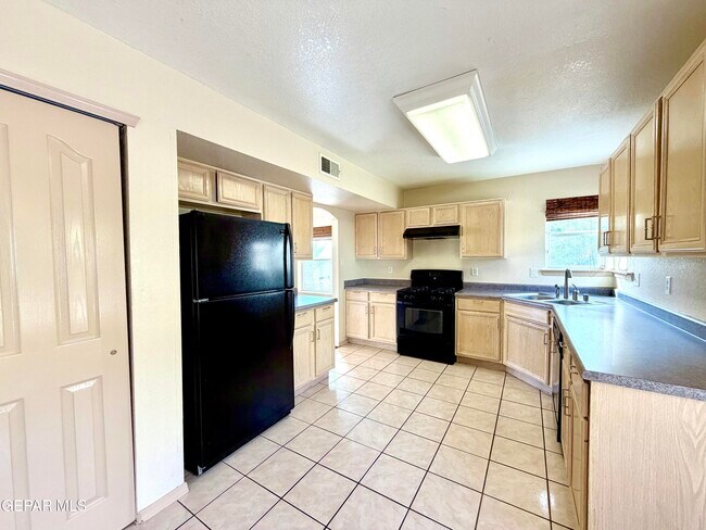 Building Photo - 1013 Via De La Paz Dr