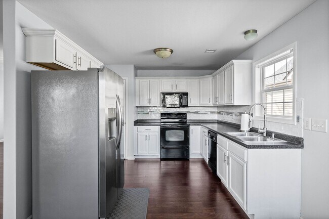 Building Photo - Pet Friendly Three Bedroom!
