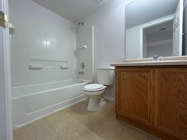 Building Photo - Beautiful Henderson Town Home