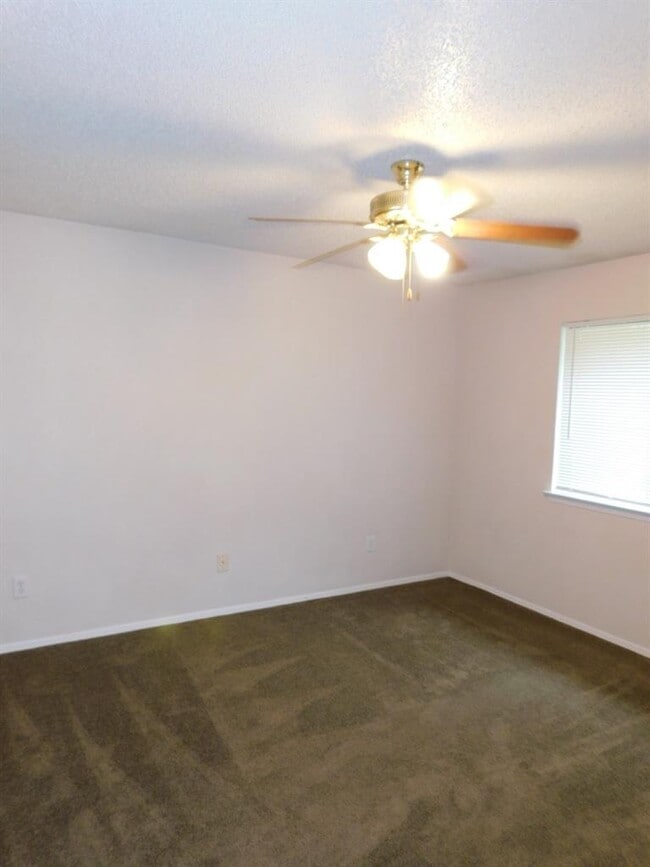 Building Photo - 806 Country Aire Dr