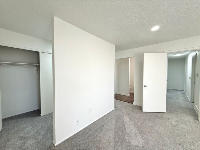 Building Photo - Open House June 20th | 3 Bedroom Townhome in Holladay