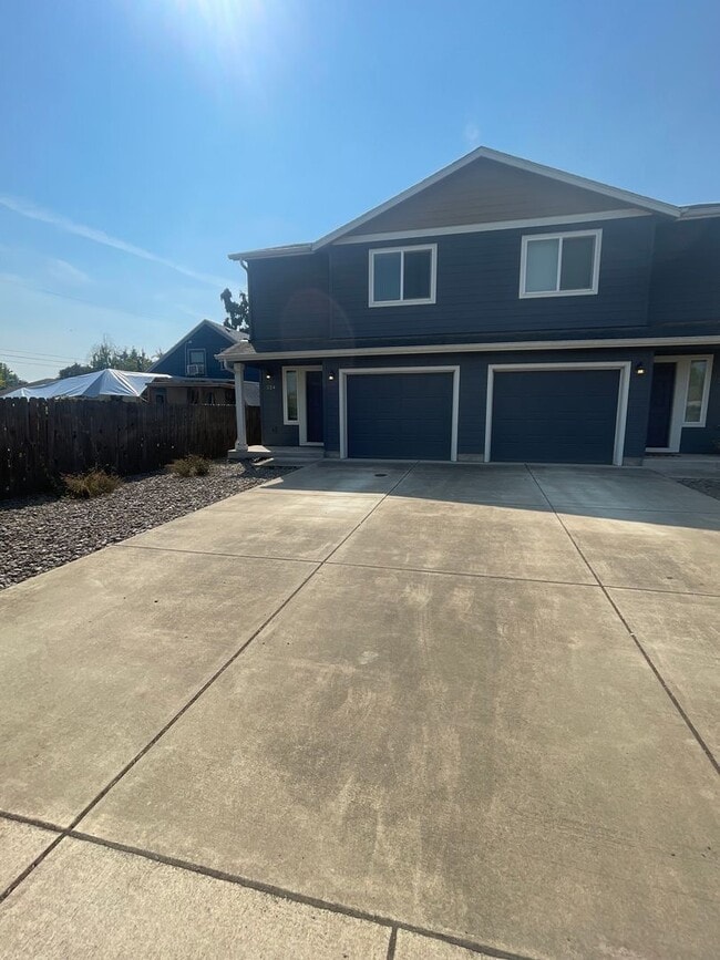Primary Photo - 2 Bedroom in Lebanon with Garage and backy...