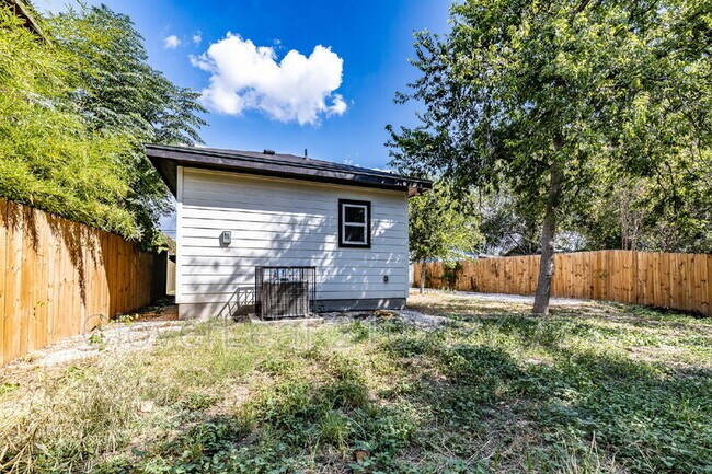 Building Photo - 1934 Lamar St