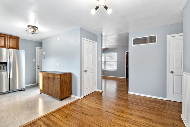 Building Photo - 12010 Glenpark Dr