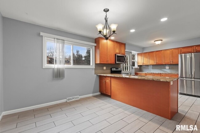 Building Photo - 2020 W Glen Ave