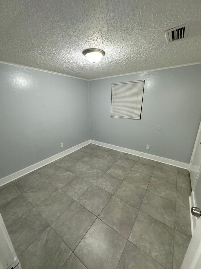 Building Photo - Fully Renovated 3/1 Single Family Available Now!