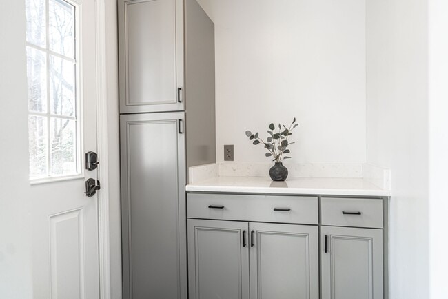 Building Photo - 980 Monticello Dr