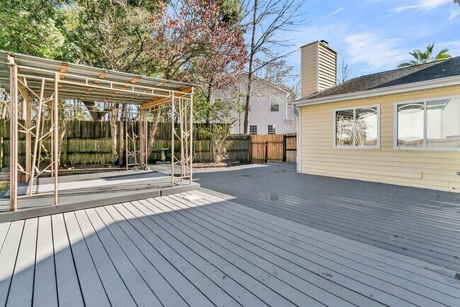 Building Photo - 121 Sully St