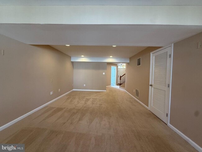 Building Photo - 60 Deerbrook Dr