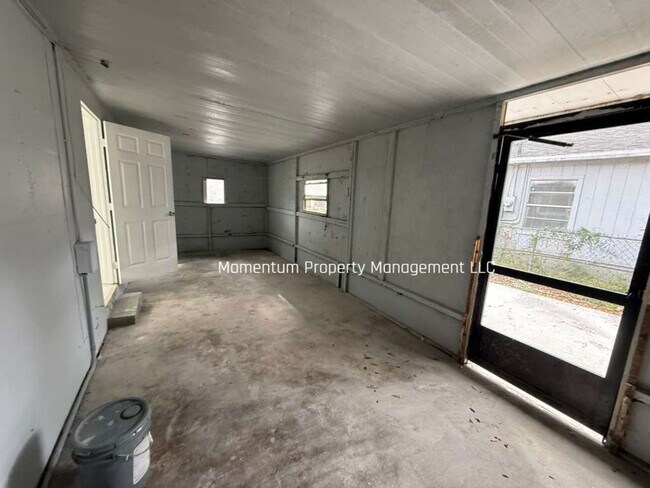 Building Photo - BEAUTIFUL & REMODELED 3/2 AVAILABLE NOW!!