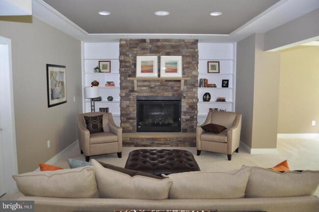 Building Photo - 6829 Rosemont Dr