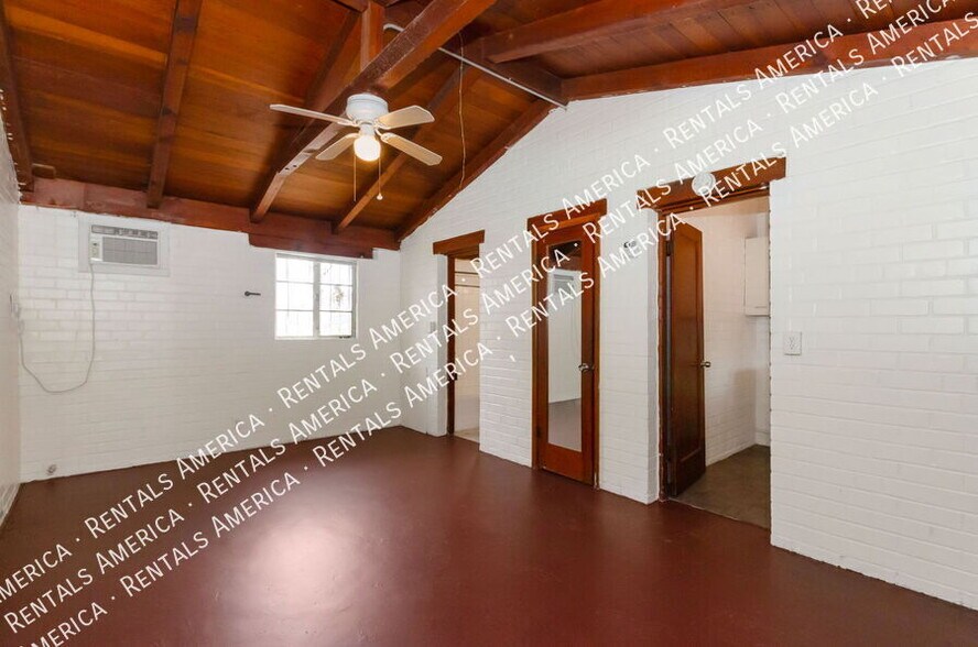 Building Photo - 947 N Alvernon Way