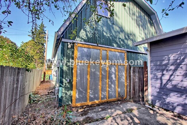 Building Photo - Studio With Huge Bonus Room Available Octo...
