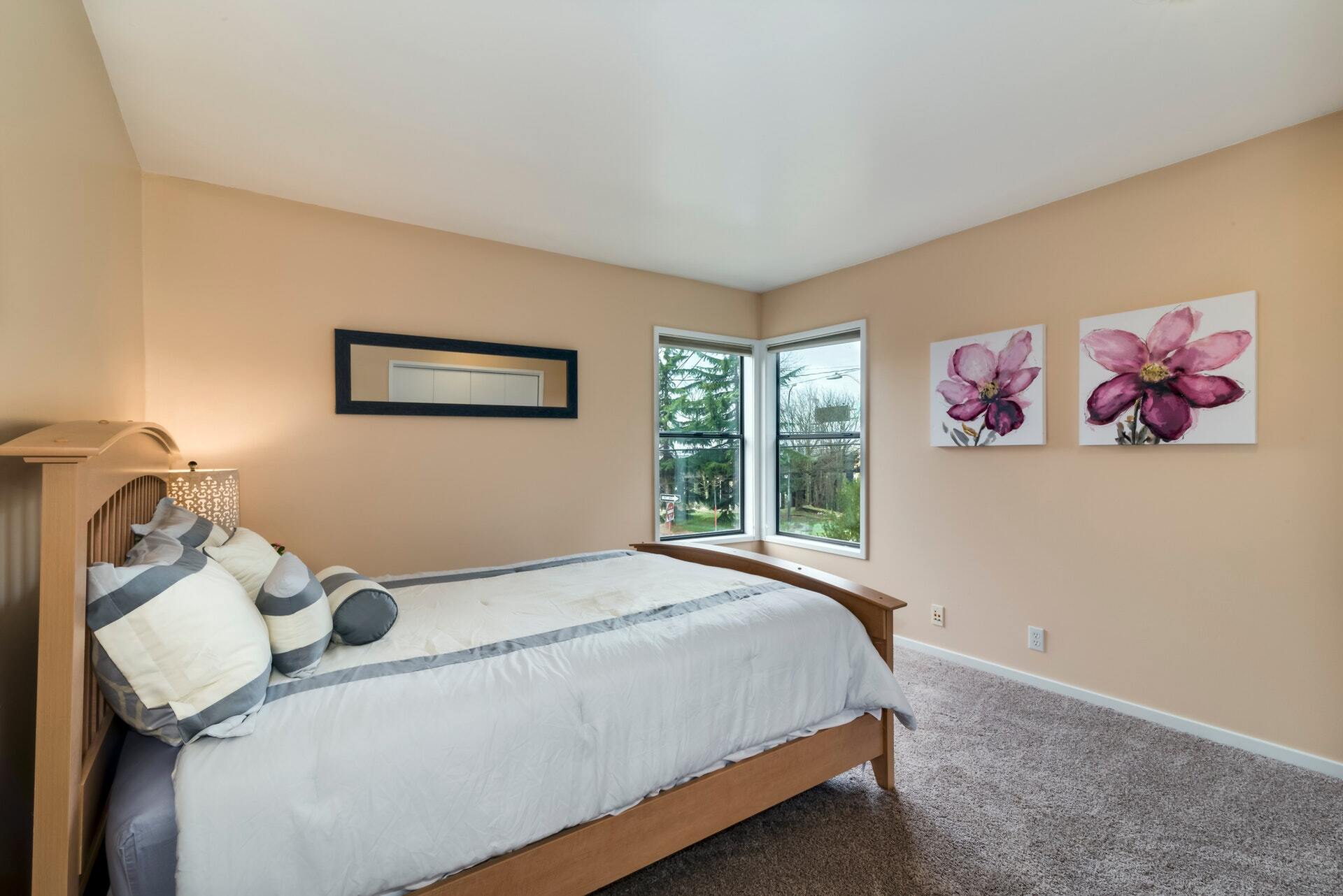 1st bedroom on the first floor. - 1604 Lakeview Blvd E