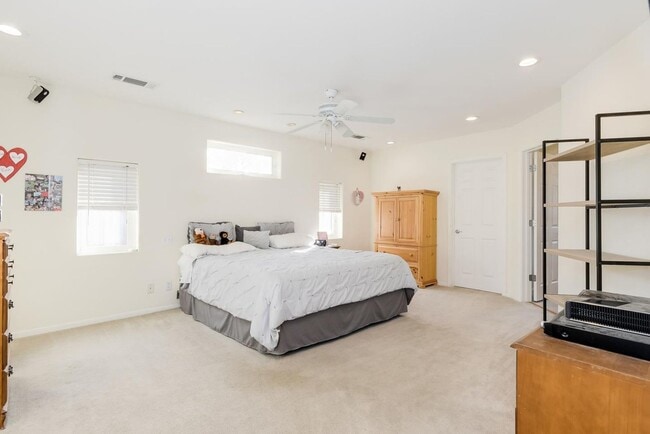 Building Photo - BRIGHT, OPEN LAYOUT SUNNYVALE HOME